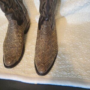 TL DIAMONDBACK RATTLESNAKE BOOTS 9.5 D, NOT ALLIGATOR, LIZARD, CAIMAN OR BIRDS.